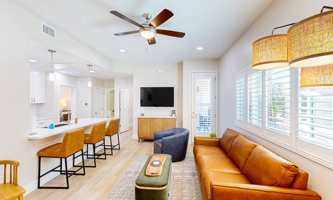 Tucson Condo | Vibrant first-floor condo with pool/hot tub, right on the bike path
