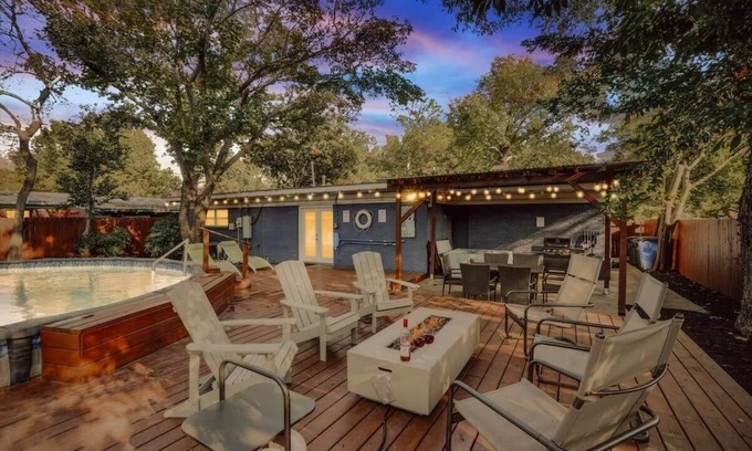 Irving House | Vibrant House w Great Backyard, Pool and Jacuzzi