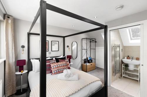 Golders Green Apartment | Vibrant Sidy Boy Artistic Flair Cottage in NW11