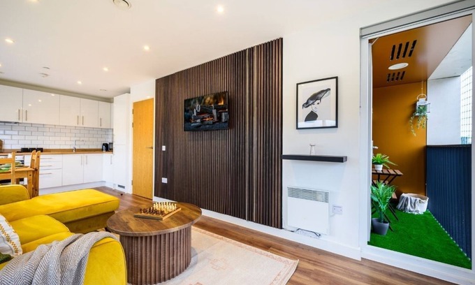 Salford Apartment | Vibrant Stay in Salford Quays