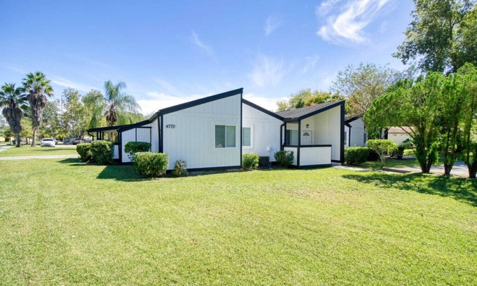 Southpoint House | Vibrant Stay Near Museums and Beaches