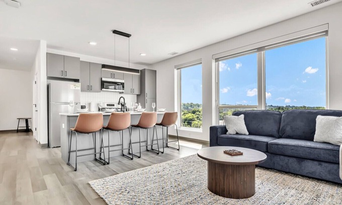 University Circle Apartment | Vibrant & Sunny 2BR | Cleveland Clinic