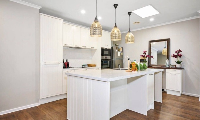 Sanctuary Lakes House | Vibrant Townhouse Retreat: Balcony Bliss Awaits!