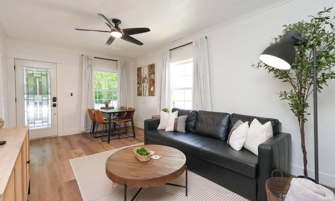 Cottonwood House | Vibrant Verde Vine Haven: Wine, History & Charm!