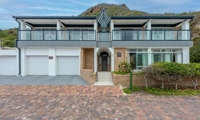 Victoria Bay House | Vic Bay Beach House