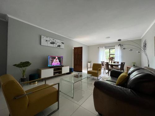 Greater Johannesburg Metropolitan Area House | Vic's place - With backup power