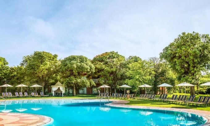 Livingstone House | Victoria Falls Adventure! Swimming Pool, Free Parking! Close to The Big Tree