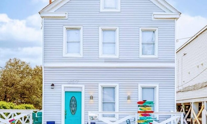 Willoughby Spit House | Victoria home Beachfront 3b, 2 bath 4 bed close to shop and toy for children