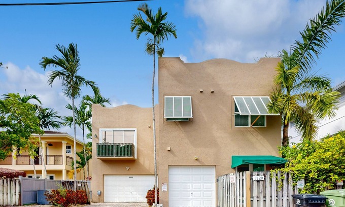 Downtown Fort Lauderdale House | Victoria Park | All-Suite | Roof Deck with Downtown Skyline Views, Patio