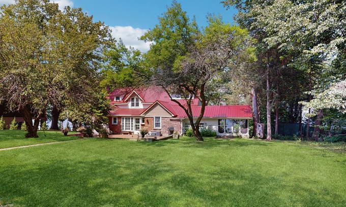 Ripon House | Victorian all-suite lakefront house with pier, piano, & wood fireplace