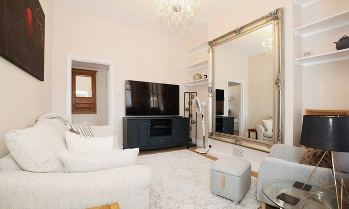 Golborne Apartment | Victorian Charm 2-Bed Flat in London