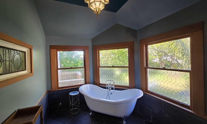 Eureka House | Victorian Charming 4-bedroom house with WiFi, AC in marvelous Eureka