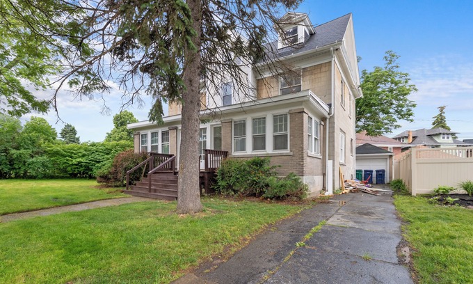 Buffalo House | Victorian Spacious 4-bedroom mansion in University Heights across UB with WiFi