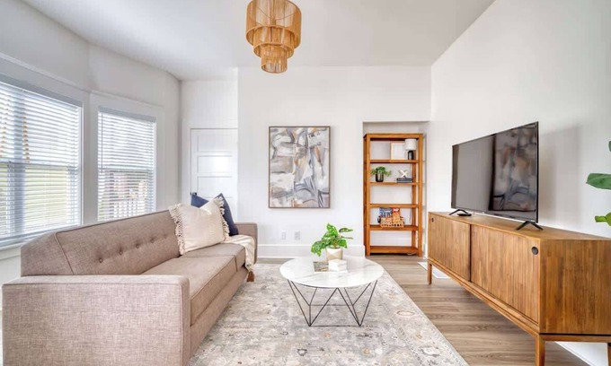 King House | Victorian Vibes 3BR Steps to Mississippi