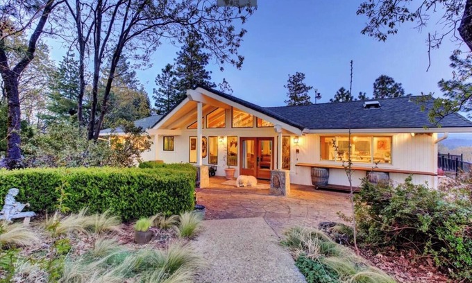 Cedar Ridge House | View Forever Vineyards Big House