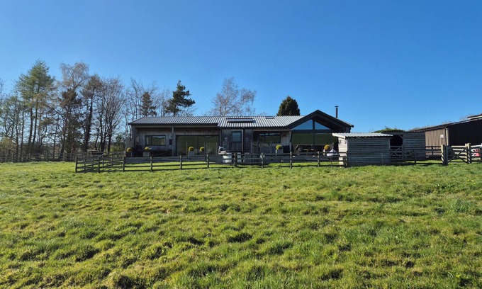 Much Wenlock Cabin | Viewpoint Lodge with Wood-Fired Hot Tub in Much Wenlock - 8 bedrooms available