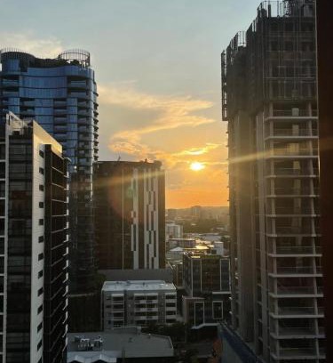South Brisbane Apartment | Views and Vibes - Free Parking - great location!