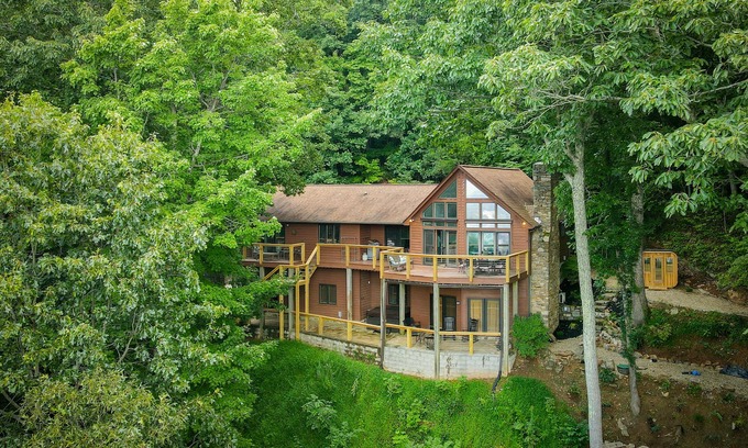 Skyland House | Views & Brews | Mountain Retreat with Stunning Views.| Near Asheville and Hot Tub