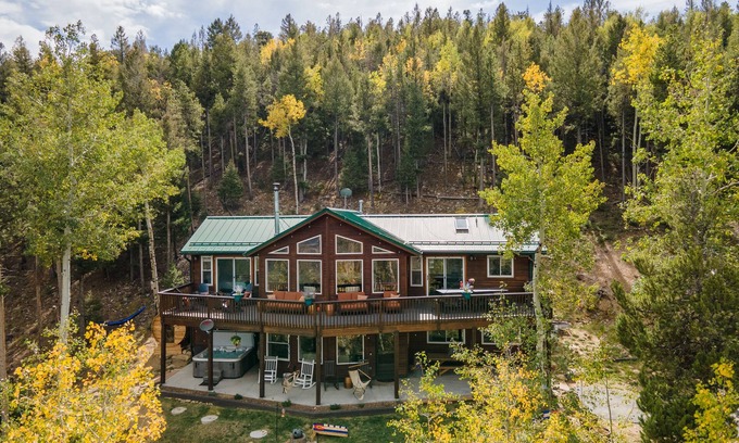 Conifer Mountain and Meadows House | VIEWS, hot tub, barrel sauna, axe throwing, arcade room, 85" tv, office space