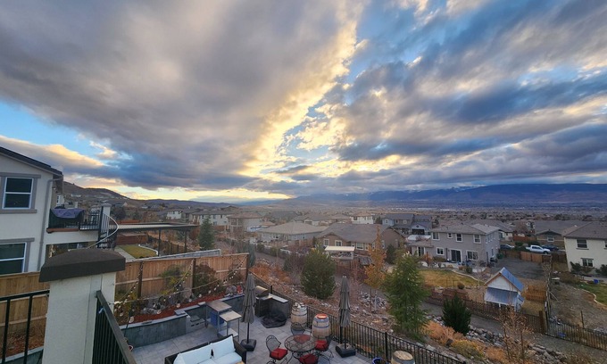 Reno House | Views, Views, Views.Beautiful 2800 sqft 30 mins to Tahoe large backyard.