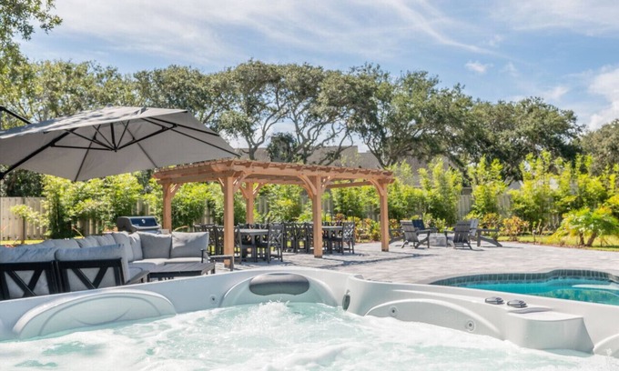 Vilano Beach House | Vilano Rose, Sleeps 24, 6Bds/5Bths, Heated Pool, Hot Tub, Walk to Beach, Golf, Pets Hammock