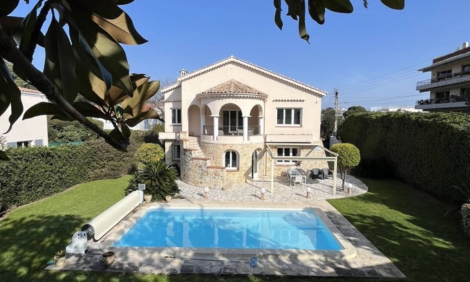Cap-d'Antibes Villa | Villa à L'orée de Cap D'antibes. Plage, Vieil Antibes, Juan les Pins Tout à Pied