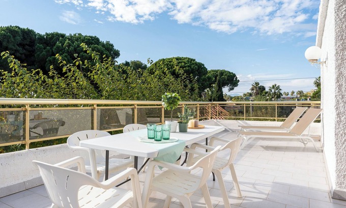 Vilafortuny Villa | Villa 30 m from Cambrils Beach with Sea Views, Wi-Fi, Terraces and Garden