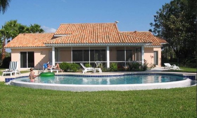 Clermont House | Villa 4 bedrooms 200 M2, facing the lake, water skiing, golf, tennis, near parks.