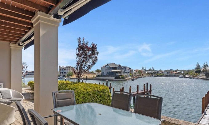 Halls Head Apartment | Villa 55 by the Waters Edge
