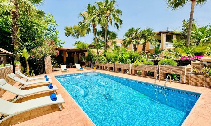Sant Josep de sa Talaia Villa | Villa 7 mins to Playa den Bossa and Ibiza town, pool, BBQ