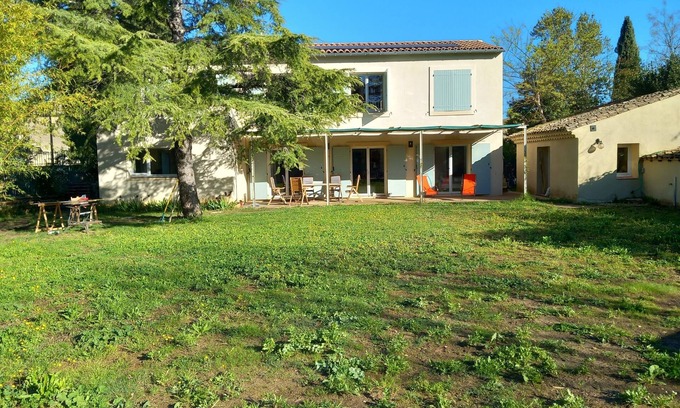 Calvisson Villa | Villa 8 people 5 bedroom, close to village center, piano, large swiming pool