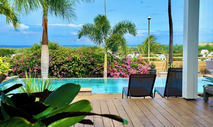 L'Etang-Sale Villa | Villa Acacias, Villa Acacias, piscine et vue panoramique