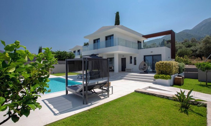 Nidri Villa | Villa Aggelos, within easy walk of the beach, shops and restaurants.