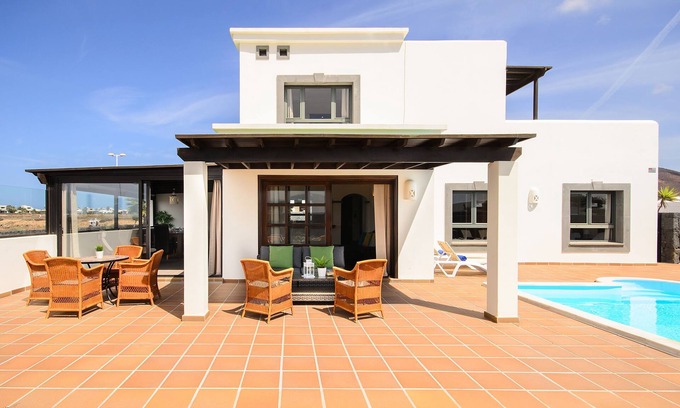 Playa Blanca Villa | Villa "Aguamarina 4" with Pool, Terrace, Balcony, Garden and Wi-Fi