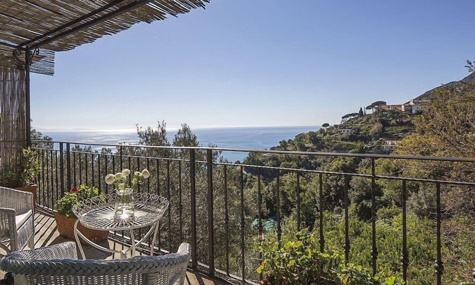 Vietri sul Mare House | Villa Albarosa C: An elegant and welcoming apartment built on the sloping cliff in front of the sea, with Free WI-FI.