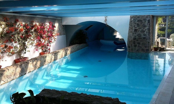 Vietri sul Mare House | Villa Albarosa D: An elegant and welcoming apartment built on the sloping cliff in front of the sea.