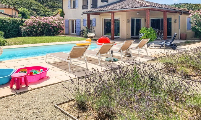 Vallon-Pont-d'Arc Villa | Villa Alize for 10 people