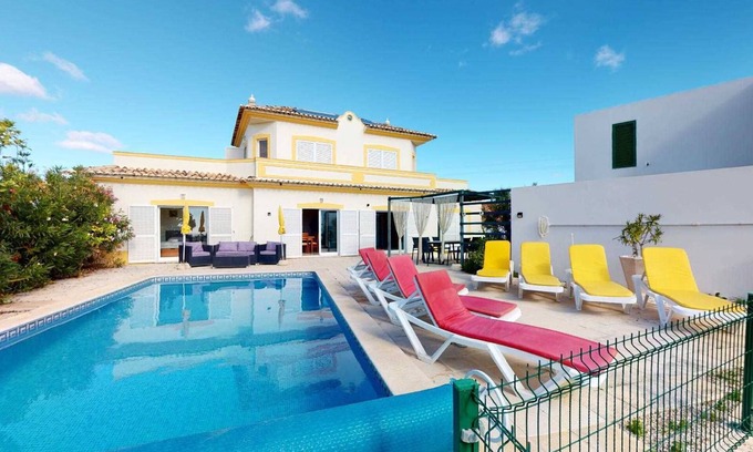 Corte Antonio Martins Villa | Villa Amigo - 4 bedroom villa with pool