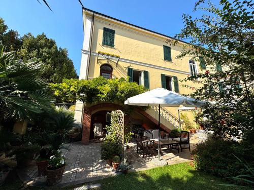 Vallecrosia Apartment | Villa Angelina Holiday Homes I Casa Glicine I Villa storica I Giardino I Mare 5 min I 6 ospiti I Parcheggio privato