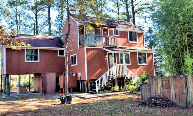 Deep Hole House | Villa Annick - 3BR Waterfront home with dock. Boat Launch close by