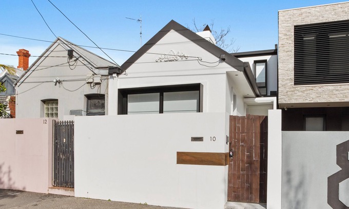 South Yarra House | Villa Argo Wonderfully Surrounded by Cafes and Restaurant Park for Kids