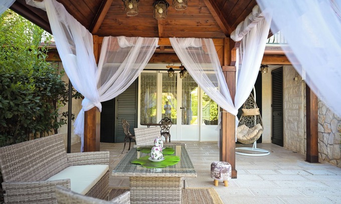Selva di Fasano Villa | Villa Asia strategically located. A short walk from the Zoo Safari in Fasano
