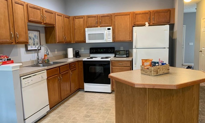 Antioch House | Villa at Bell