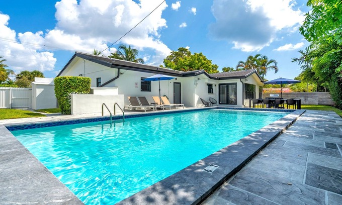 Coral Ridge House | Villa Aura Heated Pool 4 Bedrooms 6 mins to Ocean