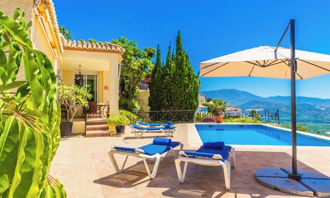 Salobrena Villa | Villa Aura is a sunny family villa with a breathtaking view