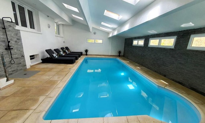 Auxerre Villa | Villa Auxerre luxe Piscine Intérieure proche Paris sans Vis-à-vis