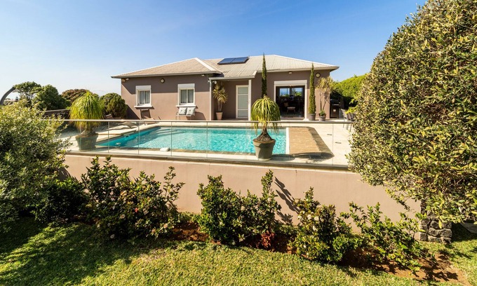 Saint-Joseph Villa | Villa Avec Piscine au Milieu des Chevaux