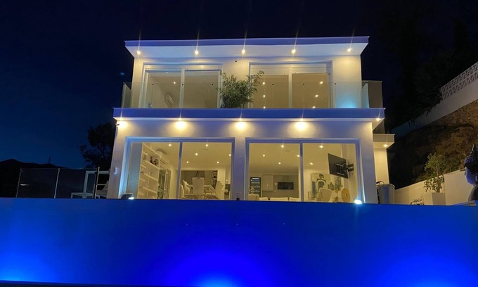 Torreblanca Villa | Villa 'Bali Málaga' with Sea View, Wi-Fi and Air Conditioning