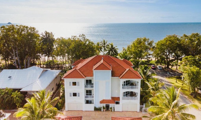 Clifton Beach Apartment | Villa Beach Palm Cove