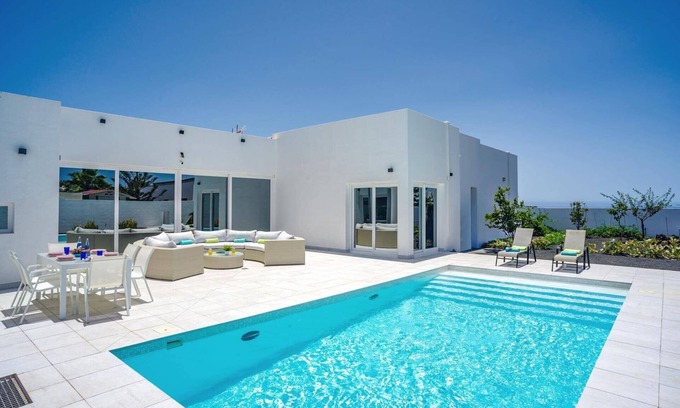 Costa Teguise Villa | Villa Bolboreta by Villa Plus